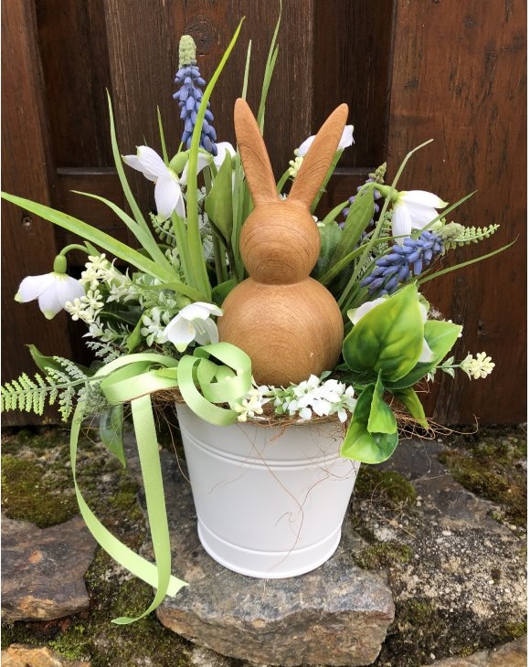 Velikonoční dekorace na stůl s květinami